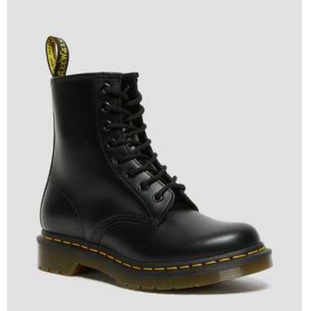 BRAND NEW Dr. Martens womens 1460 smooth in size US 7!